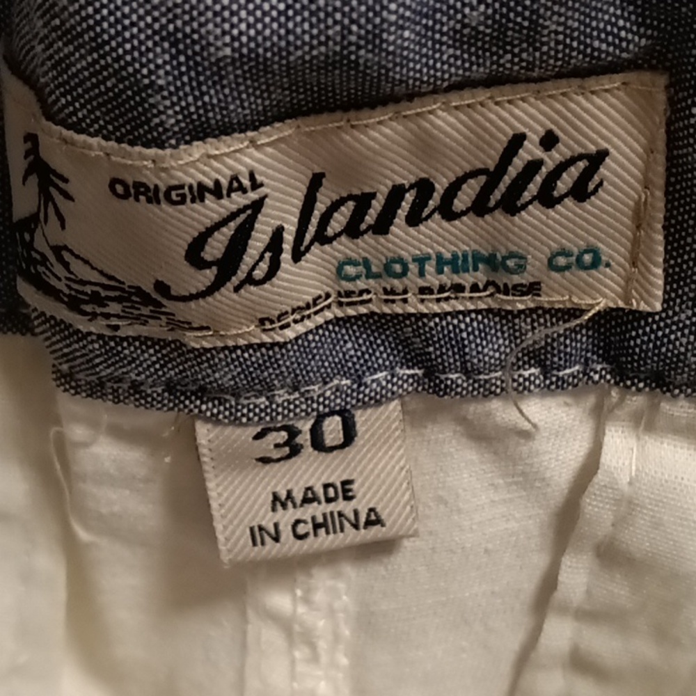NWT ISLANDIA CLOTHING CO white khaki shorts with belt Size 30